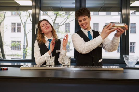 Neue Mixdrink-Kreationen aus der Barkeeper-Klasse der MODUL-Tourismus-Schule